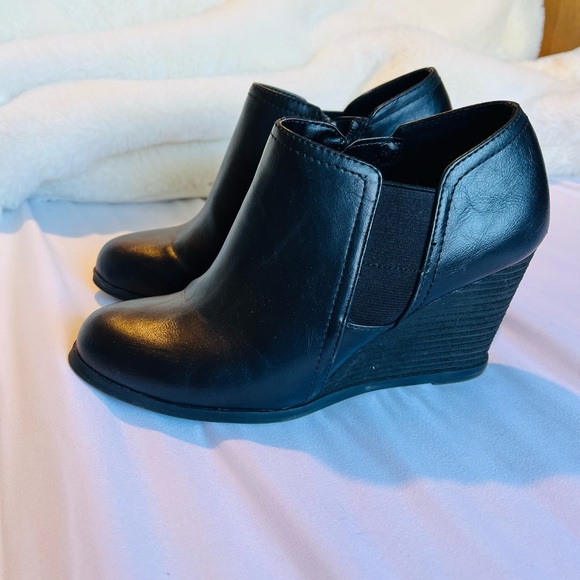 Dr. Scholl's Black Wedge Ankle Booties 7 - Picture 2 of 11